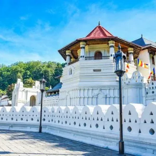 small_temple-tooth-kandy-sri-lanka-shutterstock_1037797372_24beb3388c