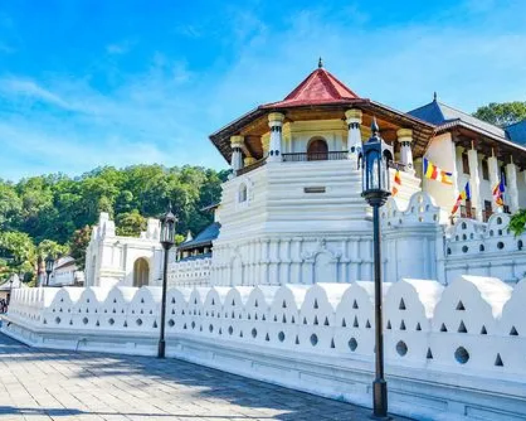 small_temple-tooth-kandy-sri-lanka-shutterstock_1037797372_24beb3388c
